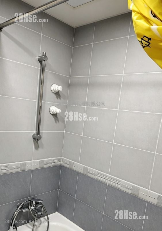 Nan Fung Plaza Sell 2 Bedrooms 447 ft²