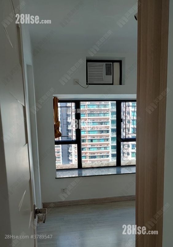 Nan Fung Plaza Sell 2 Bedrooms 447 ft²