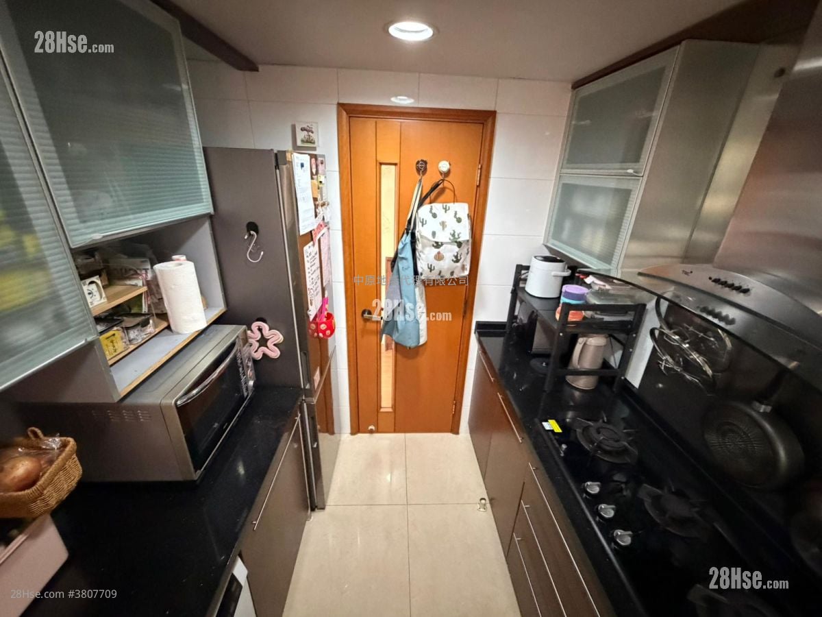 Chelsea Court Sell 4 Bedrooms , 2 Bathrooms 716 ft²