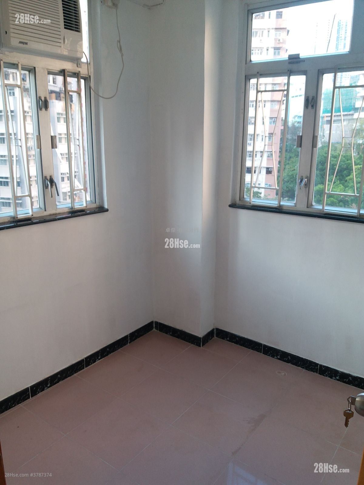 豪华阁 租盘 2 房 , 1 浴室 305 平方尺