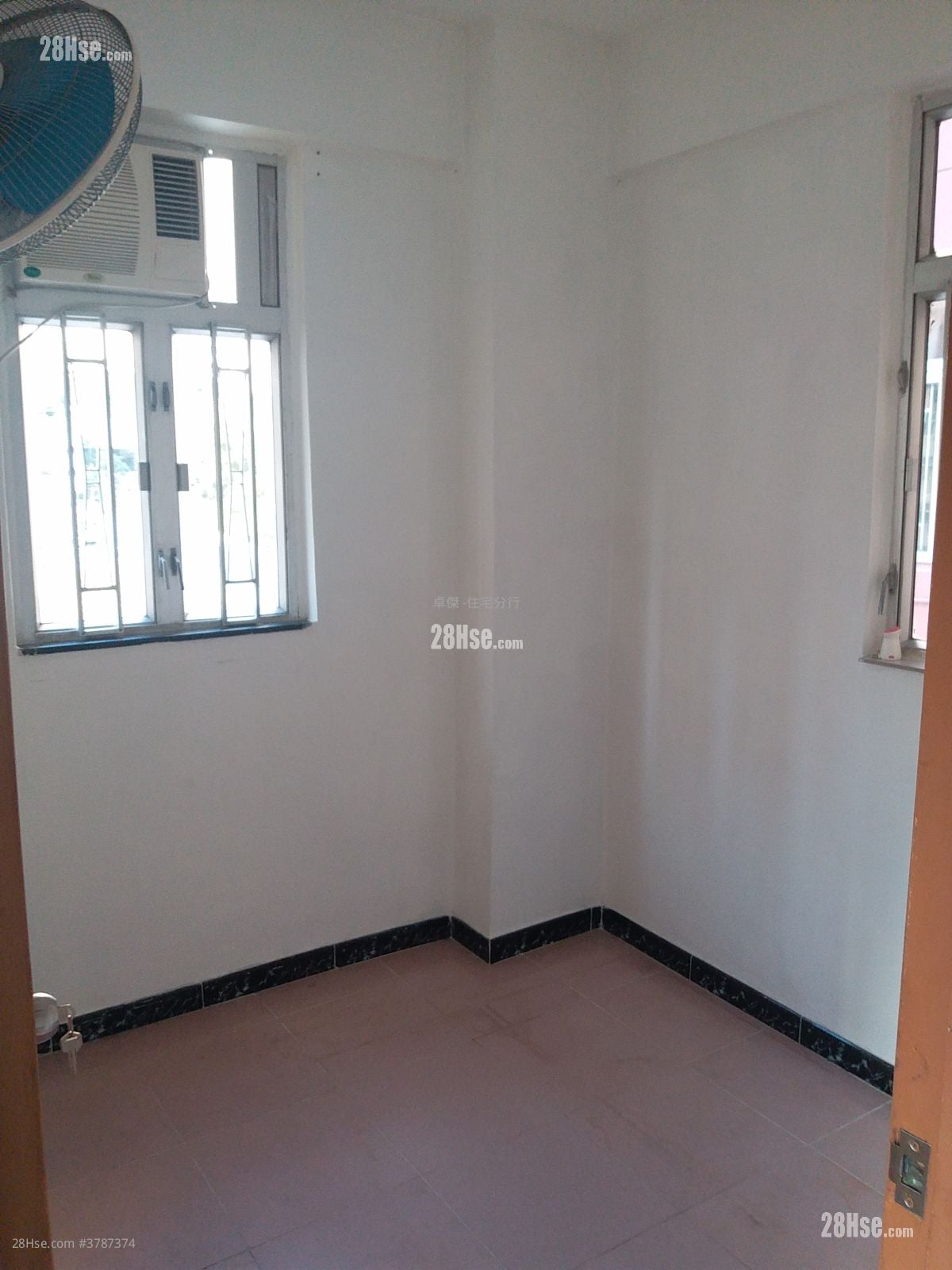 豪华阁 租盘 2 房 , 1 浴室 305 平方尺