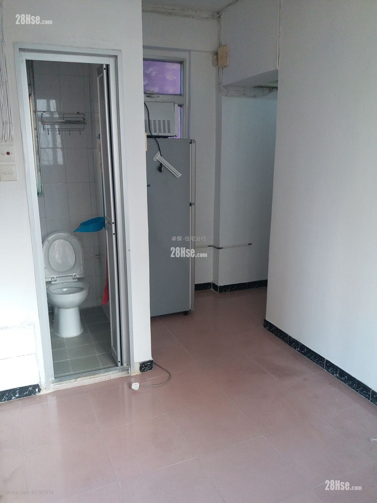 豪华阁 租盘 2 房 , 1 浴室 305 平方尺