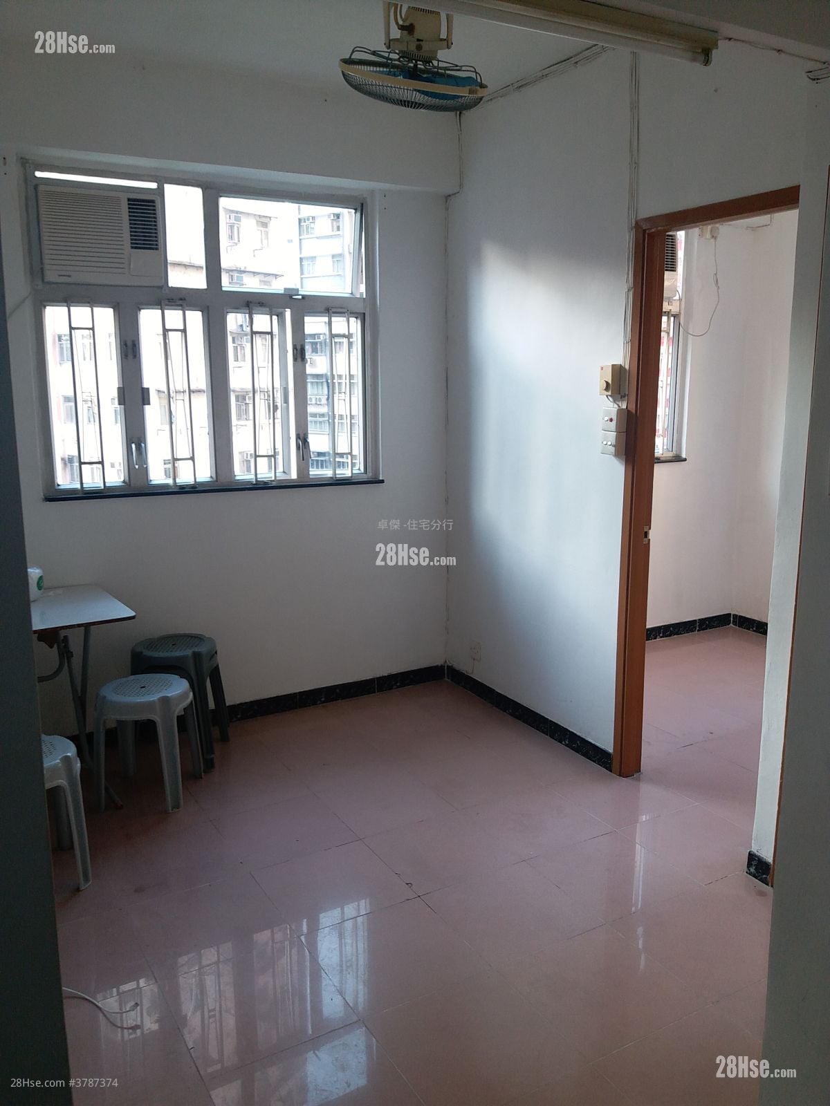 豪华阁 租盘 2 房 , 1 浴室 305 平方尺