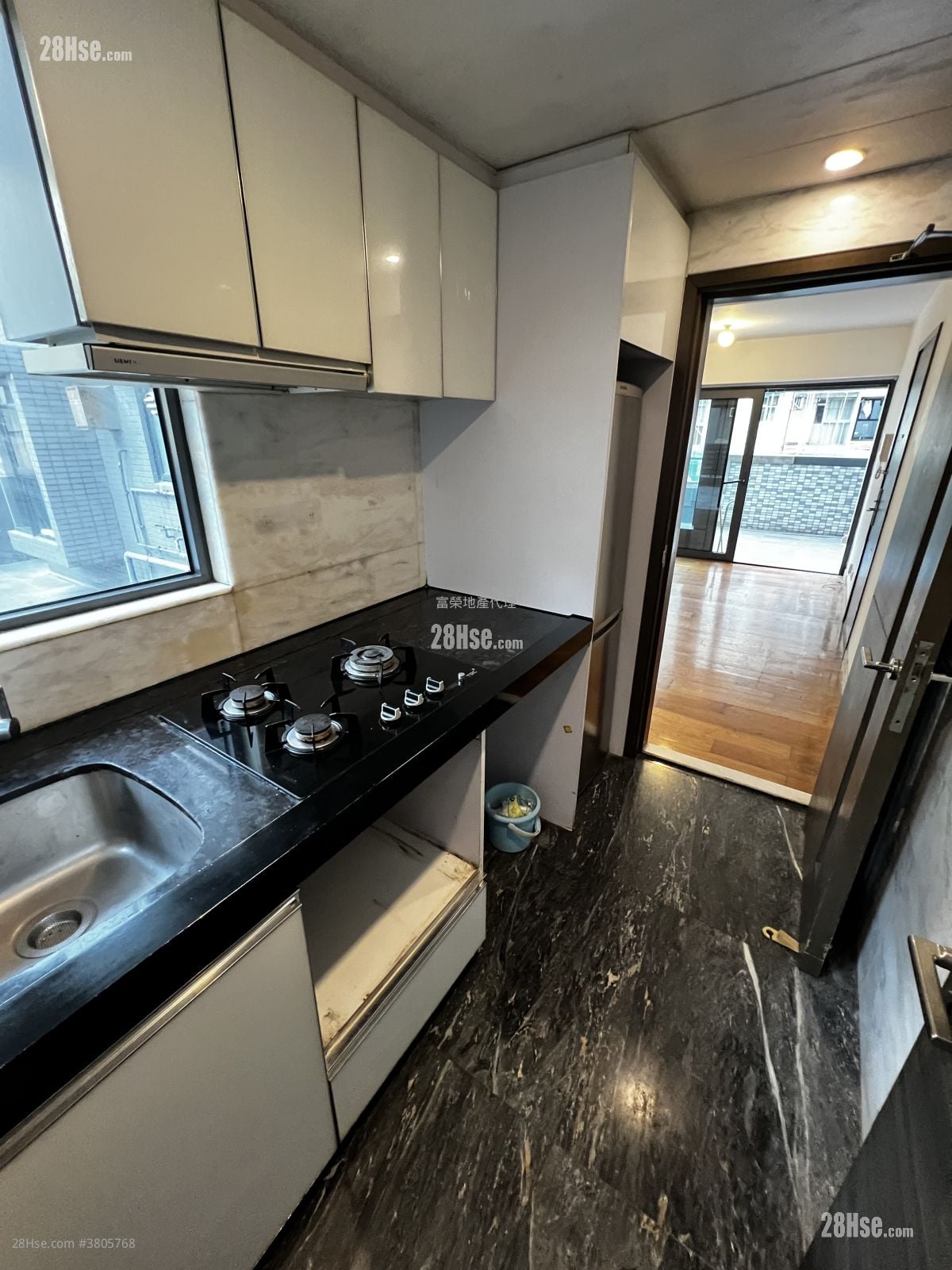 Luxe Metro Rental 3 Bedrooms , 2 Bathrooms 584 ft²