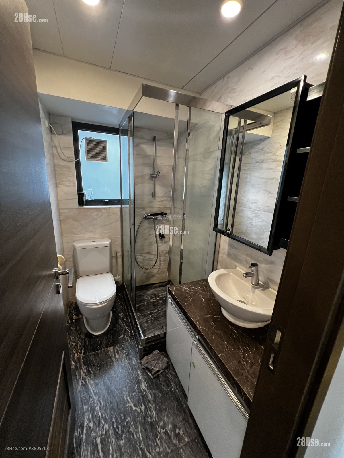 Luxe Metro Rental 3 Bedrooms , 2 Bathrooms 584 ft²