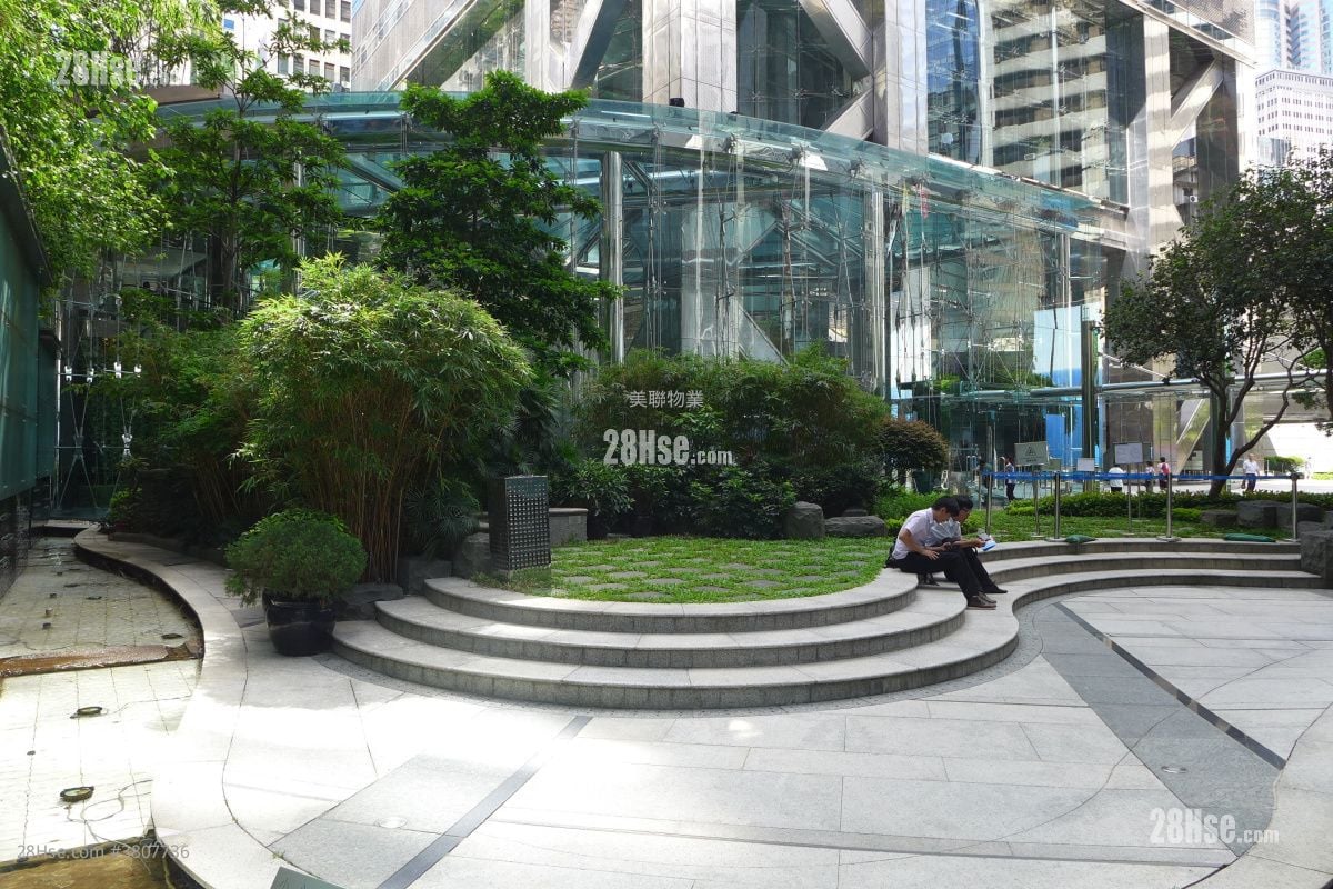 The Center Sell 1,100 ft²