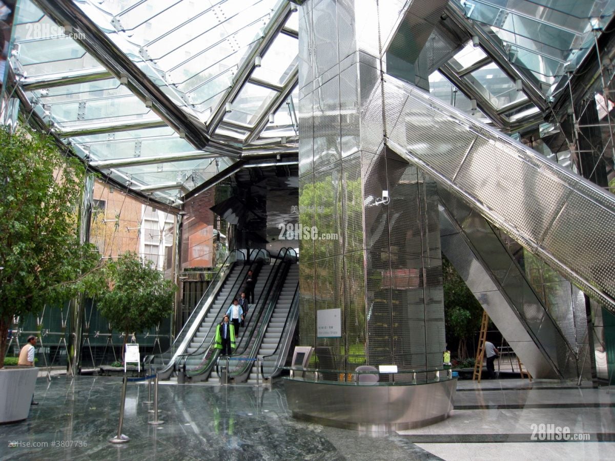 The Center Sell 1,100 ft²