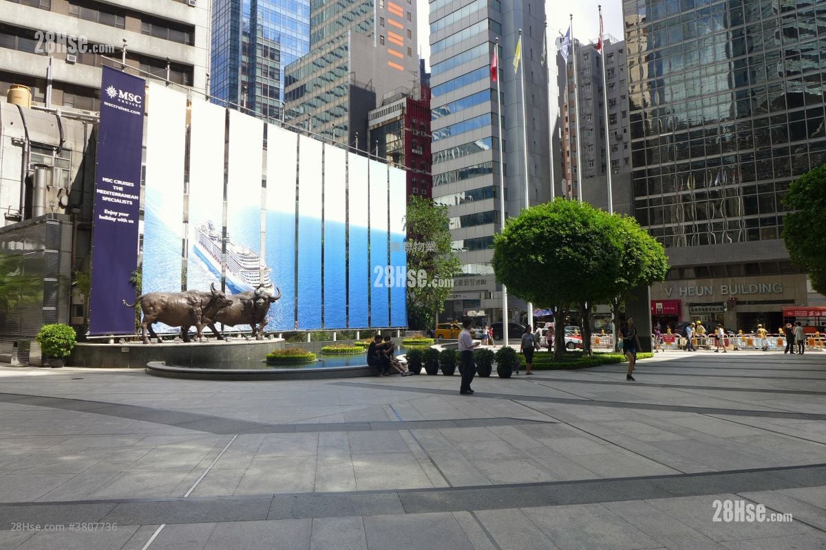 The Center Sell 1,100 ft²