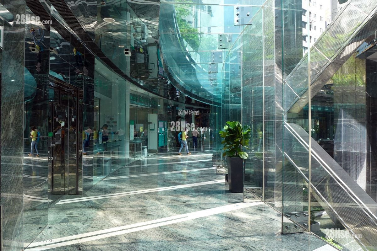 The Center Sell 1,100 ft²