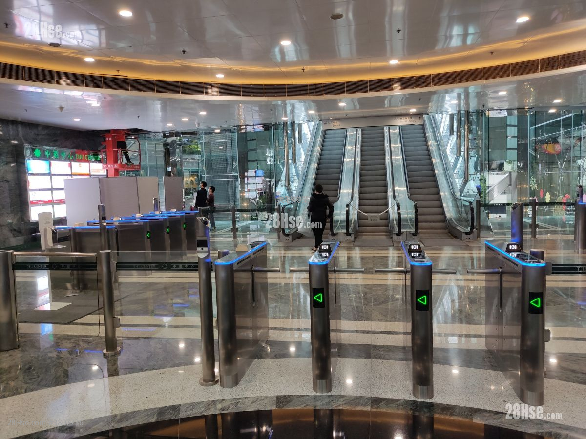 The Center Sell 1,100 ft²