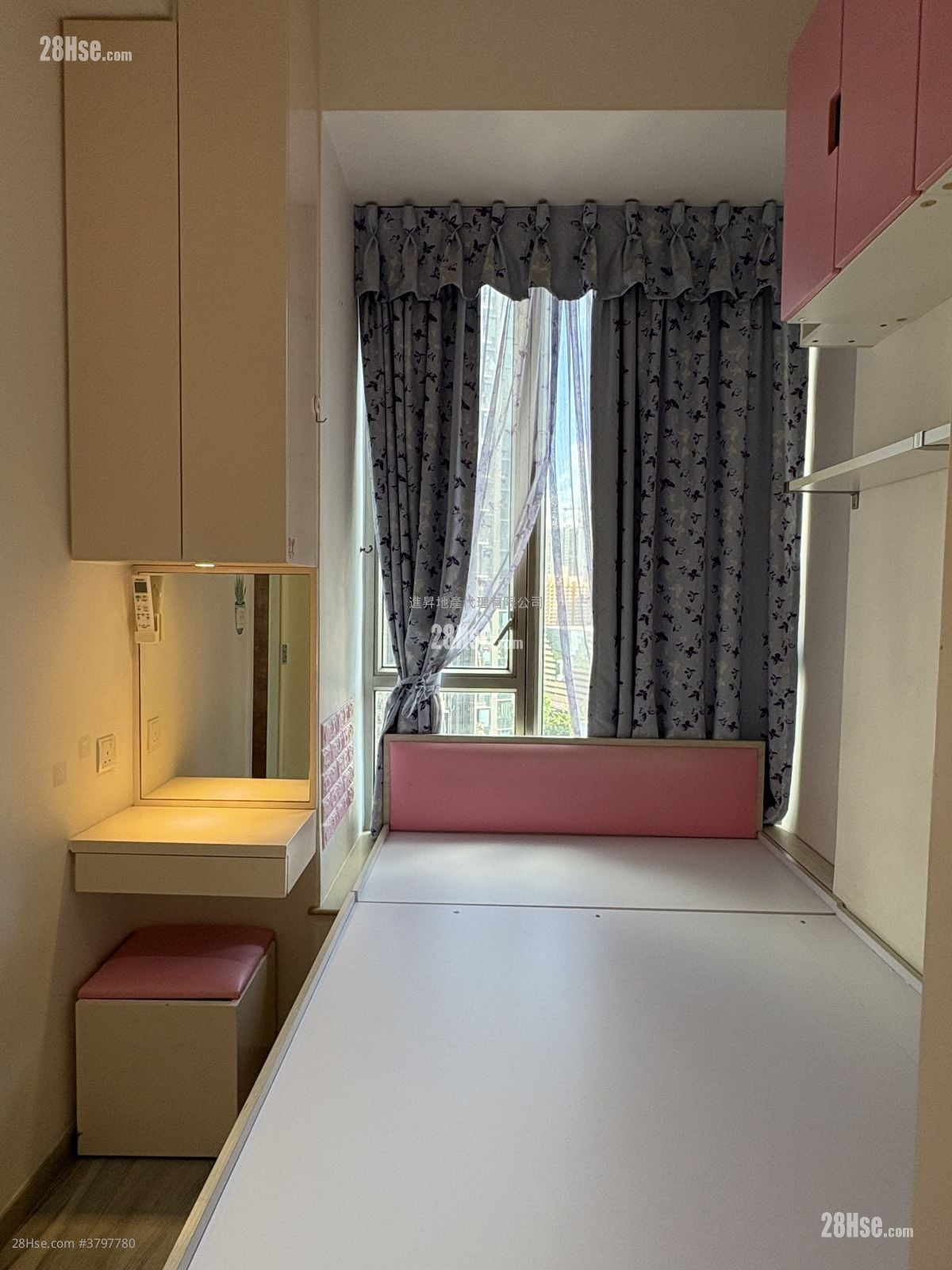 One New York Sell 1 Bedroom , 1 Bathroom 240 ft²