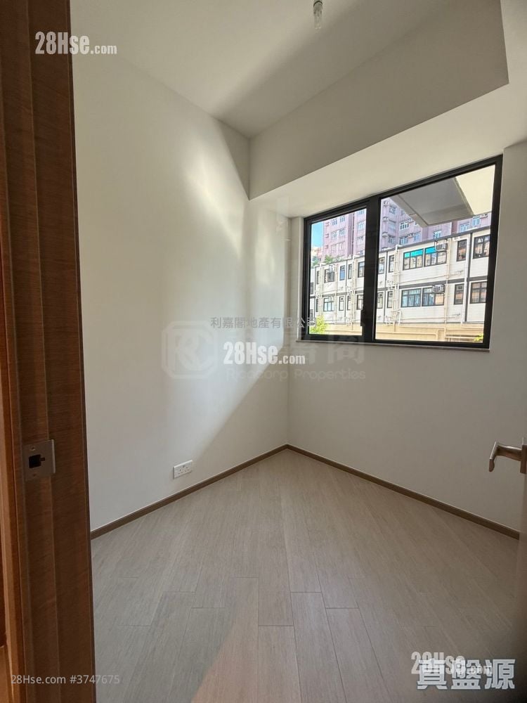 High Park Sell 2 Bedrooms , 2 Bathrooms 405 ft²