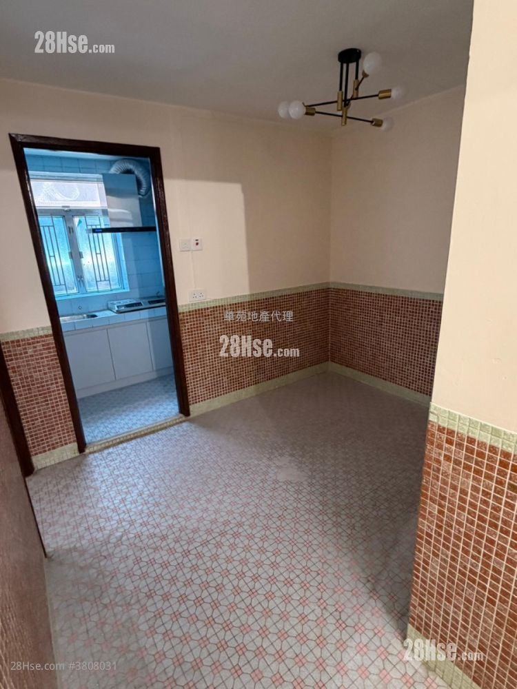 村屋 租盤 3 房 , 1 浴室 700 平方呎