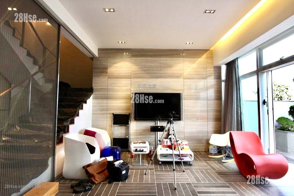 The Beverly Hills Sell 5+ Bedrooms , 3 Bathrooms 2,461 ft²