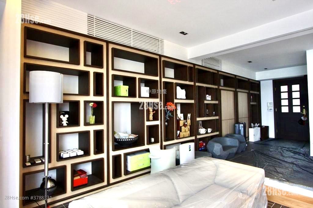 The Beverly Hills Sell 5+ Bedrooms , 3 Bathrooms 2,461 ft²