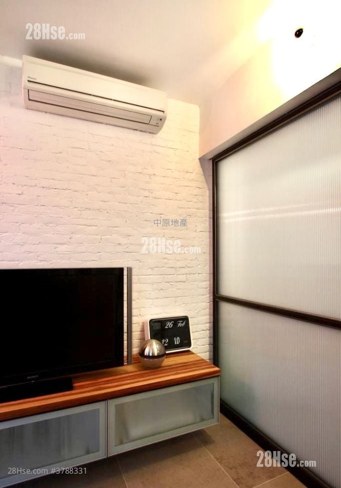 The Beverly Hills Sell 5+ Bedrooms , 3 Bathrooms 2,461 ft²