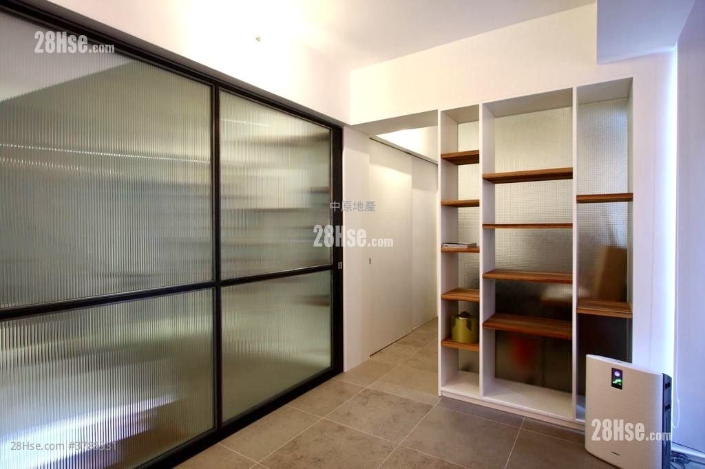 The Beverly Hills Sell 5+ Bedrooms , 3 Bathrooms 2,461 ft²