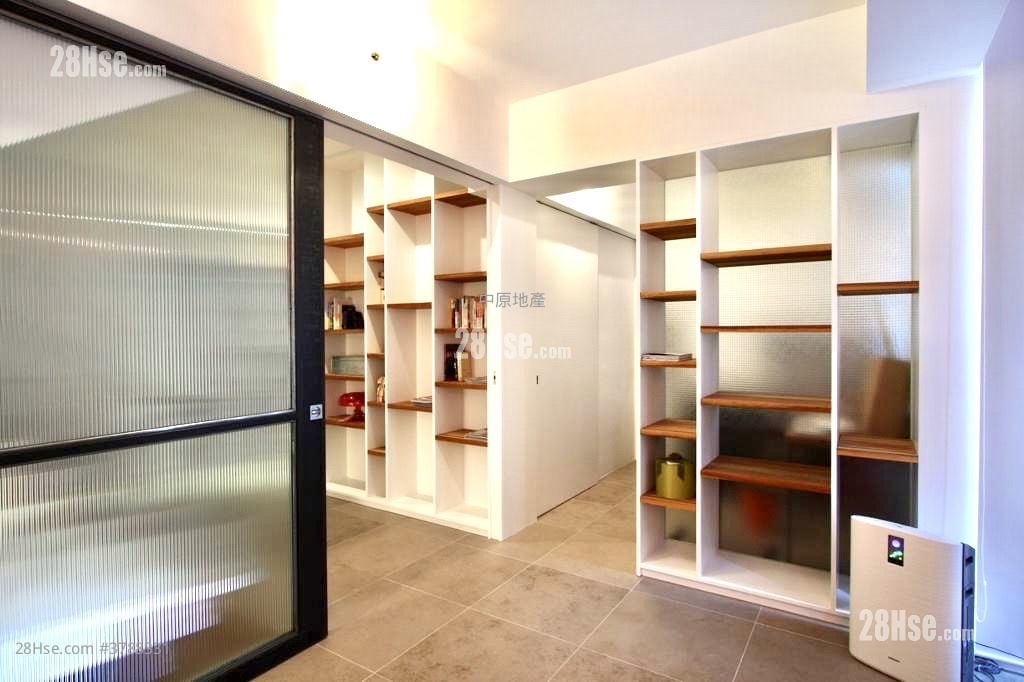 The Beverly Hills Sell 5+ Bedrooms , 3 Bathrooms 2,461 ft²