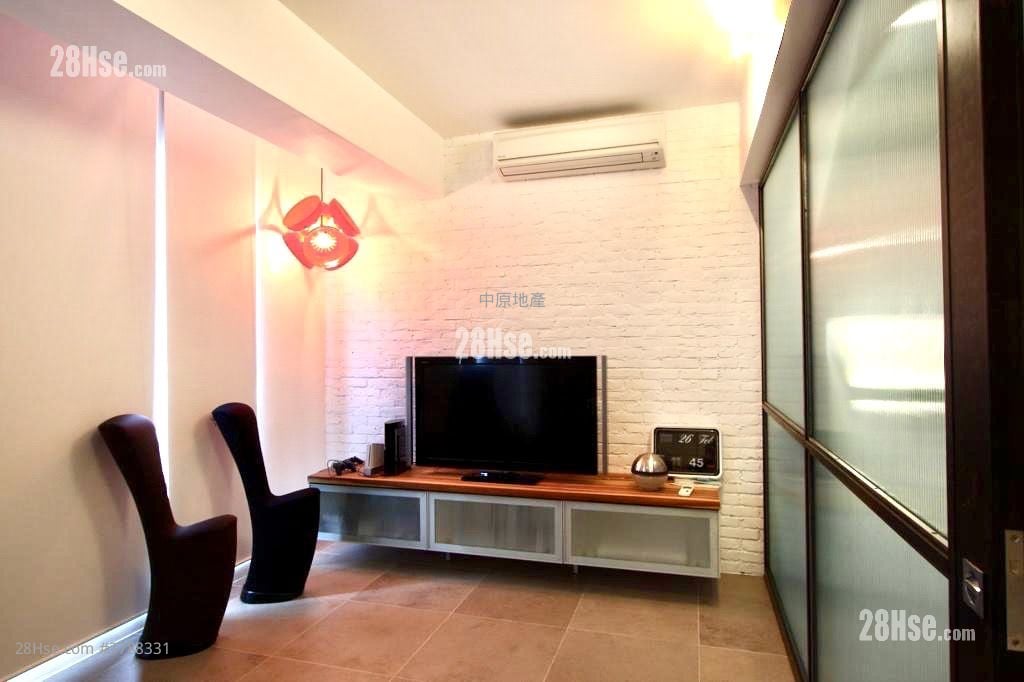 The Beverly Hills Sell 5+ Bedrooms , 3 Bathrooms 2,461 ft²