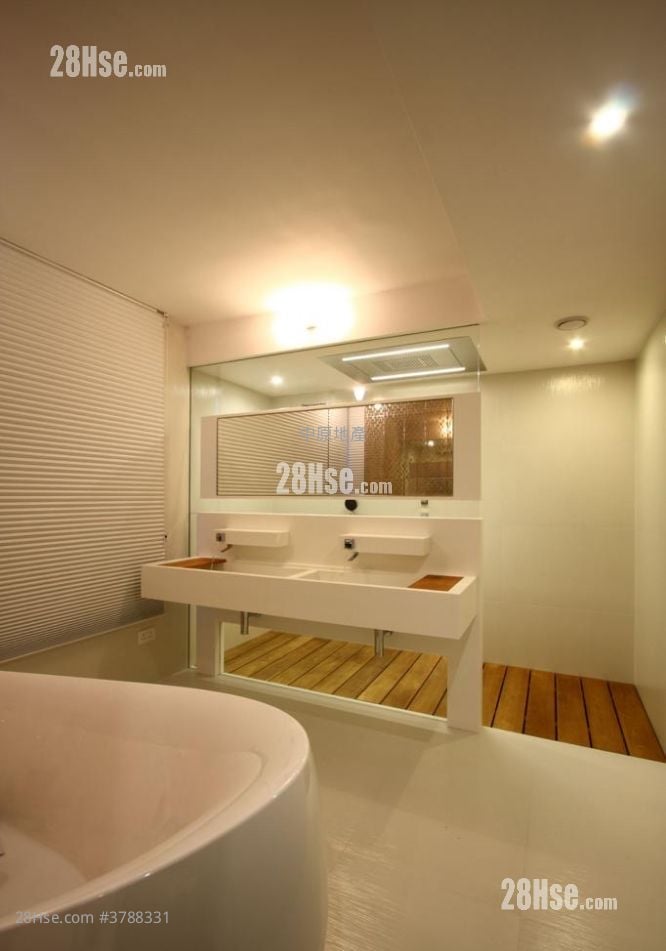 The Beverly Hills Sell 5+ Bedrooms , 3 Bathrooms 2,461 ft²