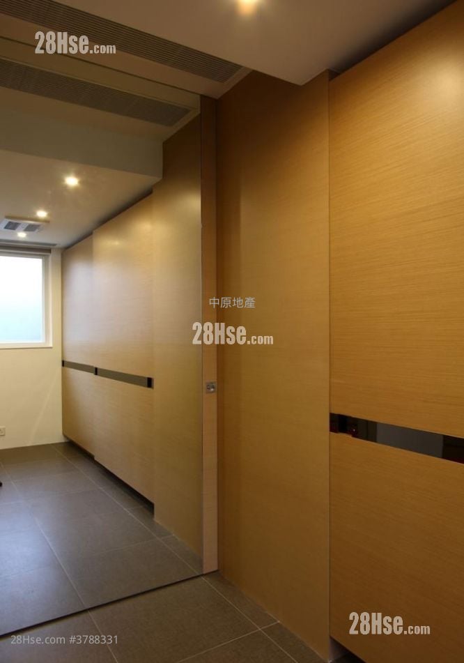 The Beverly Hills Sell 5+ Bedrooms , 3 Bathrooms 2,461 ft²