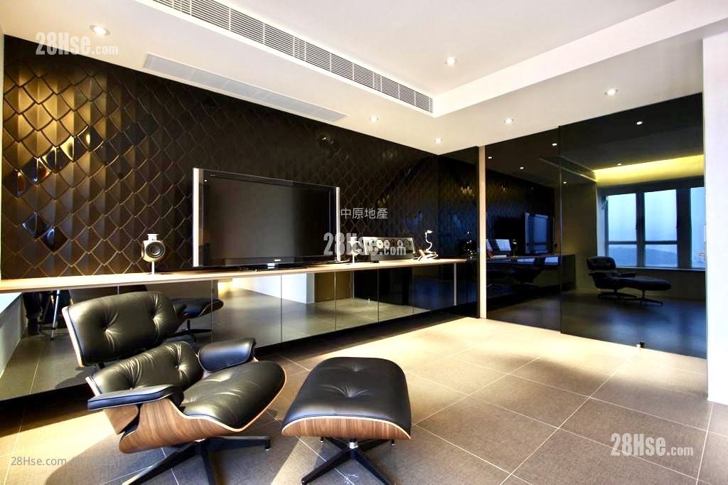 The Beverly Hills Sell 5+ Bedrooms , 3 Bathrooms 2,461 ft²