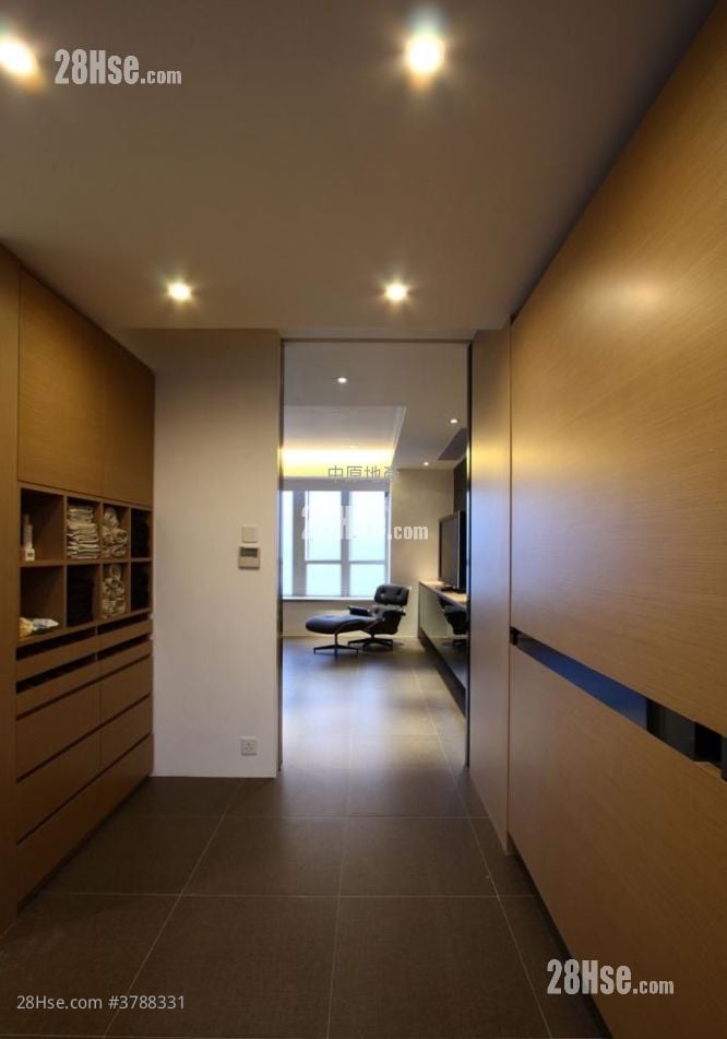 The Beverly Hills Sell 5+ Bedrooms , 3 Bathrooms 2,461 ft²