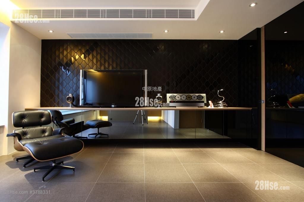 The Beverly Hills Sell 5+ Bedrooms , 3 Bathrooms 2,461 ft²