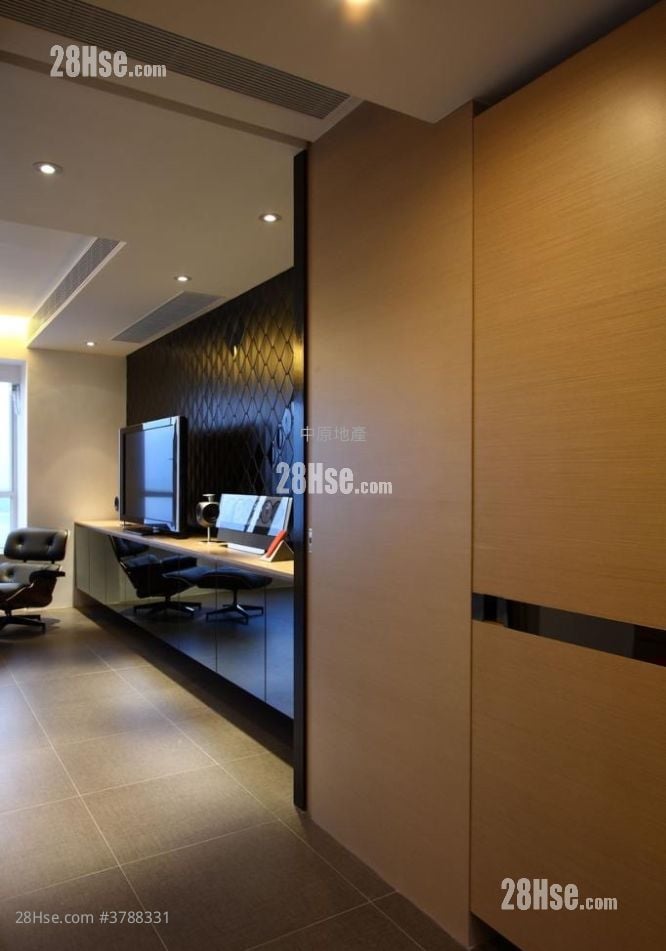 The Beverly Hills Sell 5+ Bedrooms , 3 Bathrooms 2,461 ft²