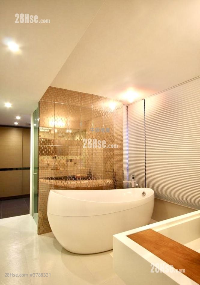 The Beverly Hills Sell 5+ Bedrooms , 3 Bathrooms 2,461 ft²