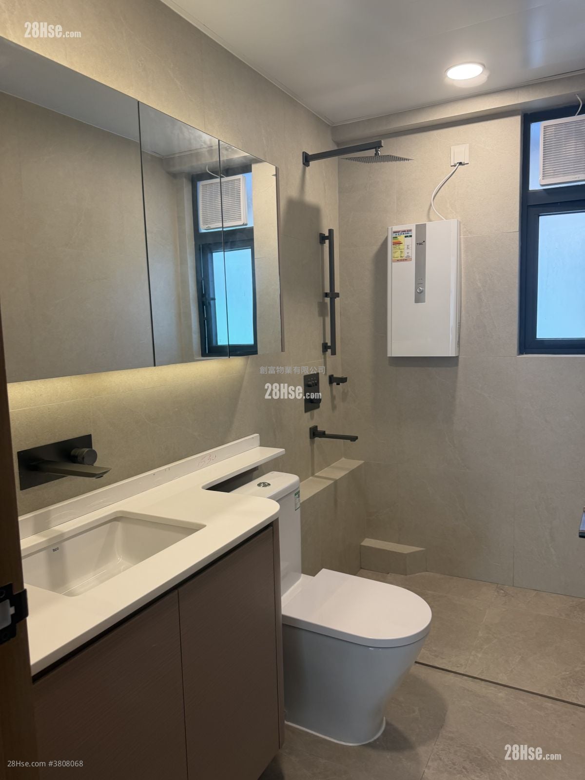 日月大廈 租盤 985 平方呎