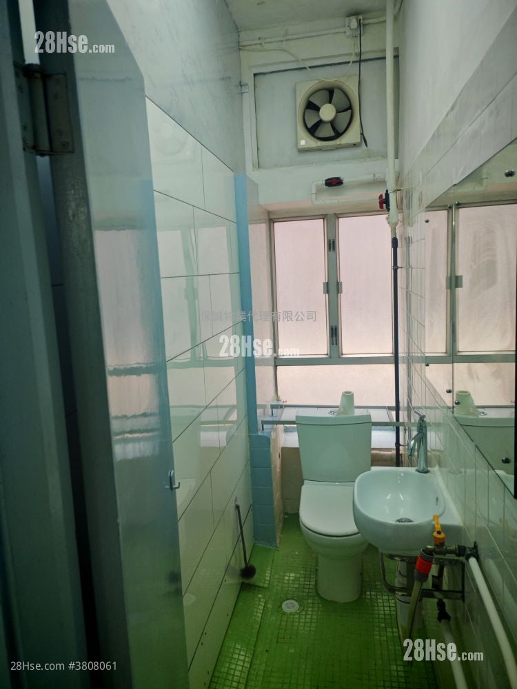 華成工商中心 租盤 1,300 平方呎