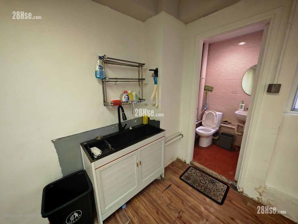 華成工商中心 租盤 1,300 平方呎