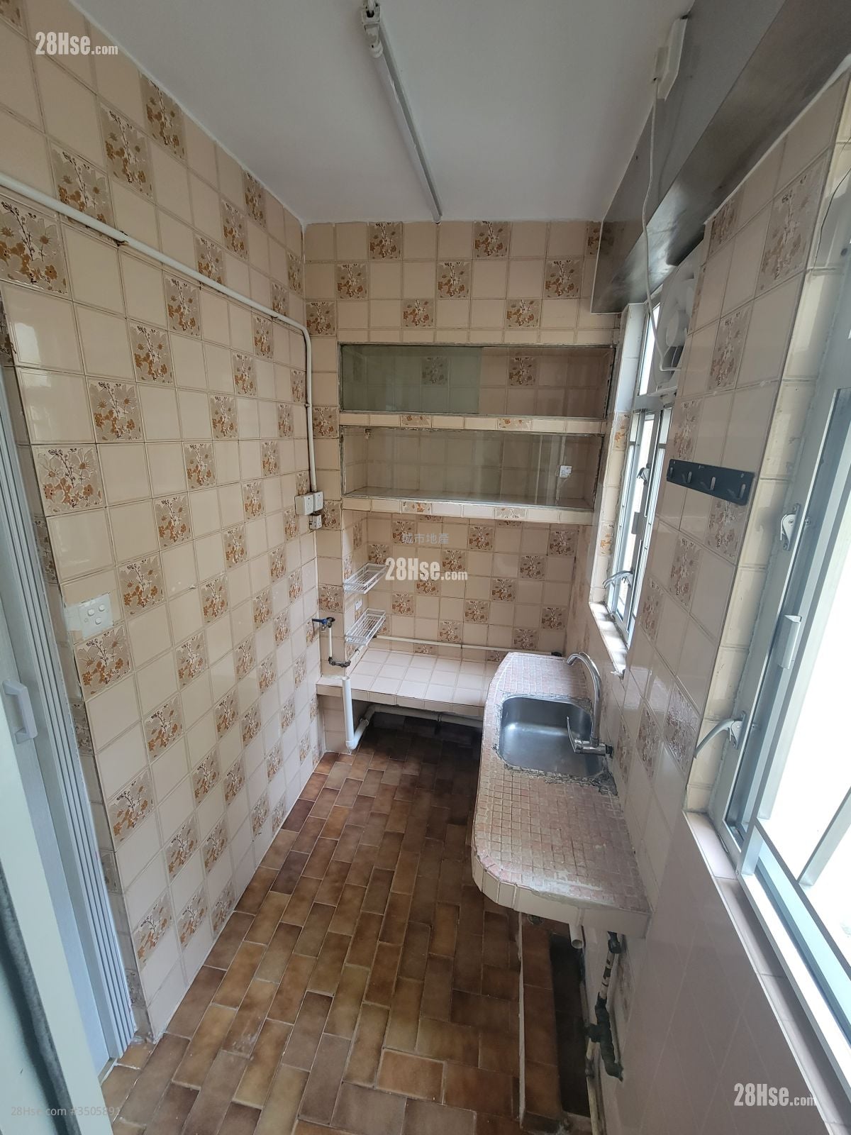 唐楼 租盘 2 房 , 1 浴室 325 平方尺