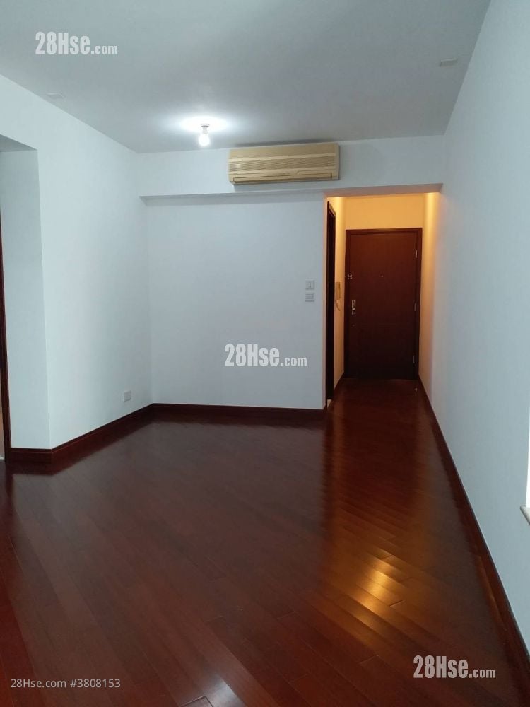 living room: The Long Beach Sell 2 Bedrooms , 1 Bathroom 563 ft²