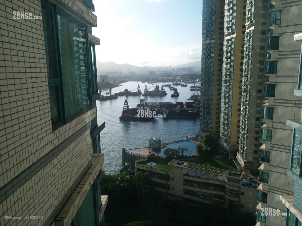 living room: The Long Beach Sell 2 Bedrooms , 1 Bathroom 563 ft²