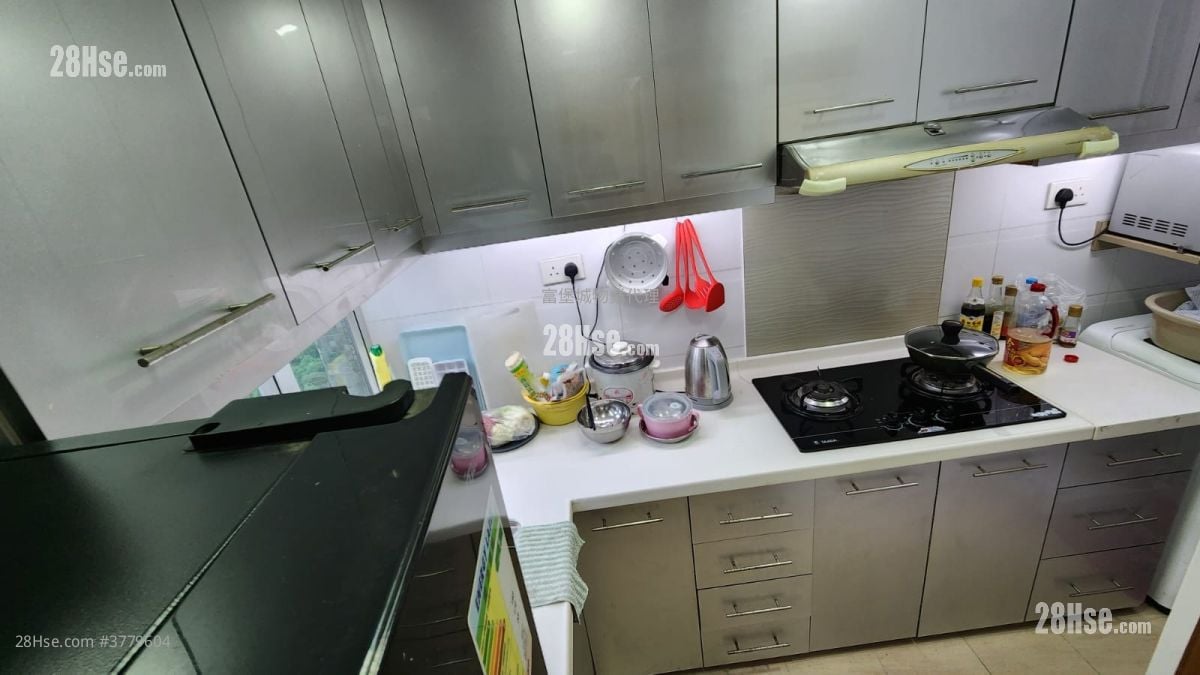 Kwong Lam Court Sell 3 Bedrooms , 1 Bathroom 595 ft²