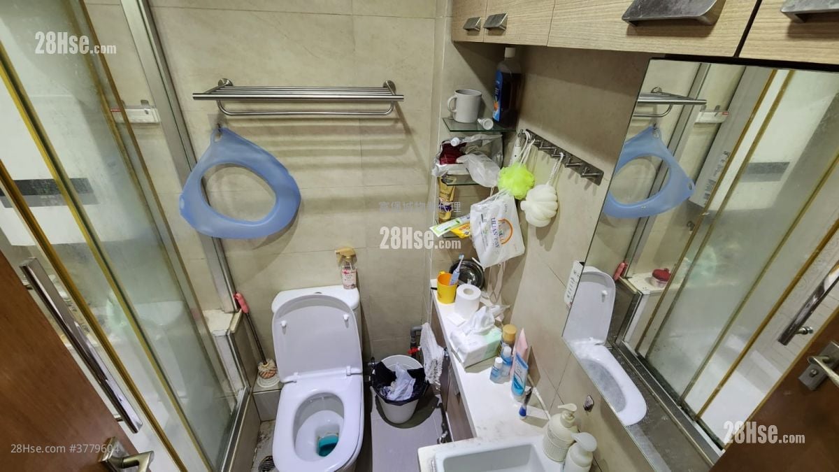 Kwong Lam Court Sell 3 Bedrooms , 1 Bathroom 595 ft²