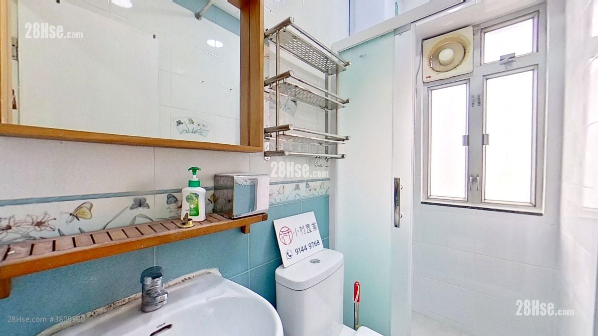 bathroom: Lai Luen Building Rental 2 Bedrooms , 1 Bathroom 302 ft²