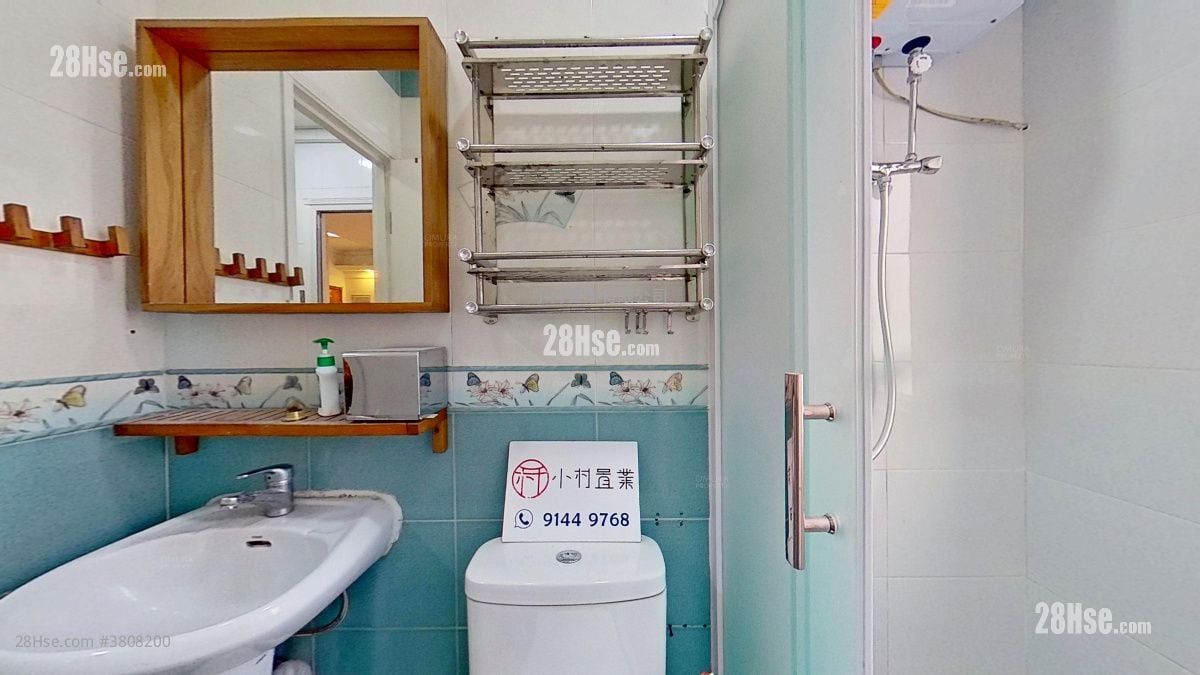 bathroom: Lai Luen Building Rental 2 Bedrooms , 1 Bathroom 302 ft²