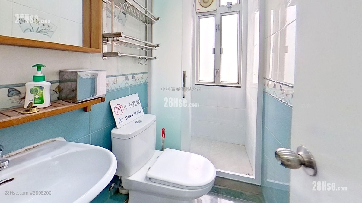 bathroom: Lai Luen Building Rental 2 Bedrooms , 1 Bathroom 302 ft²