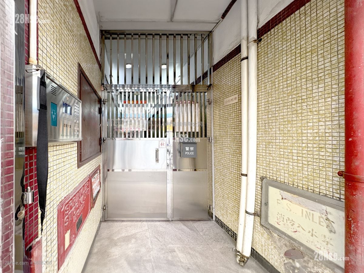 main door: Lai Luen Building Rental 2 Bedrooms , 1 Bathroom 302 ft²