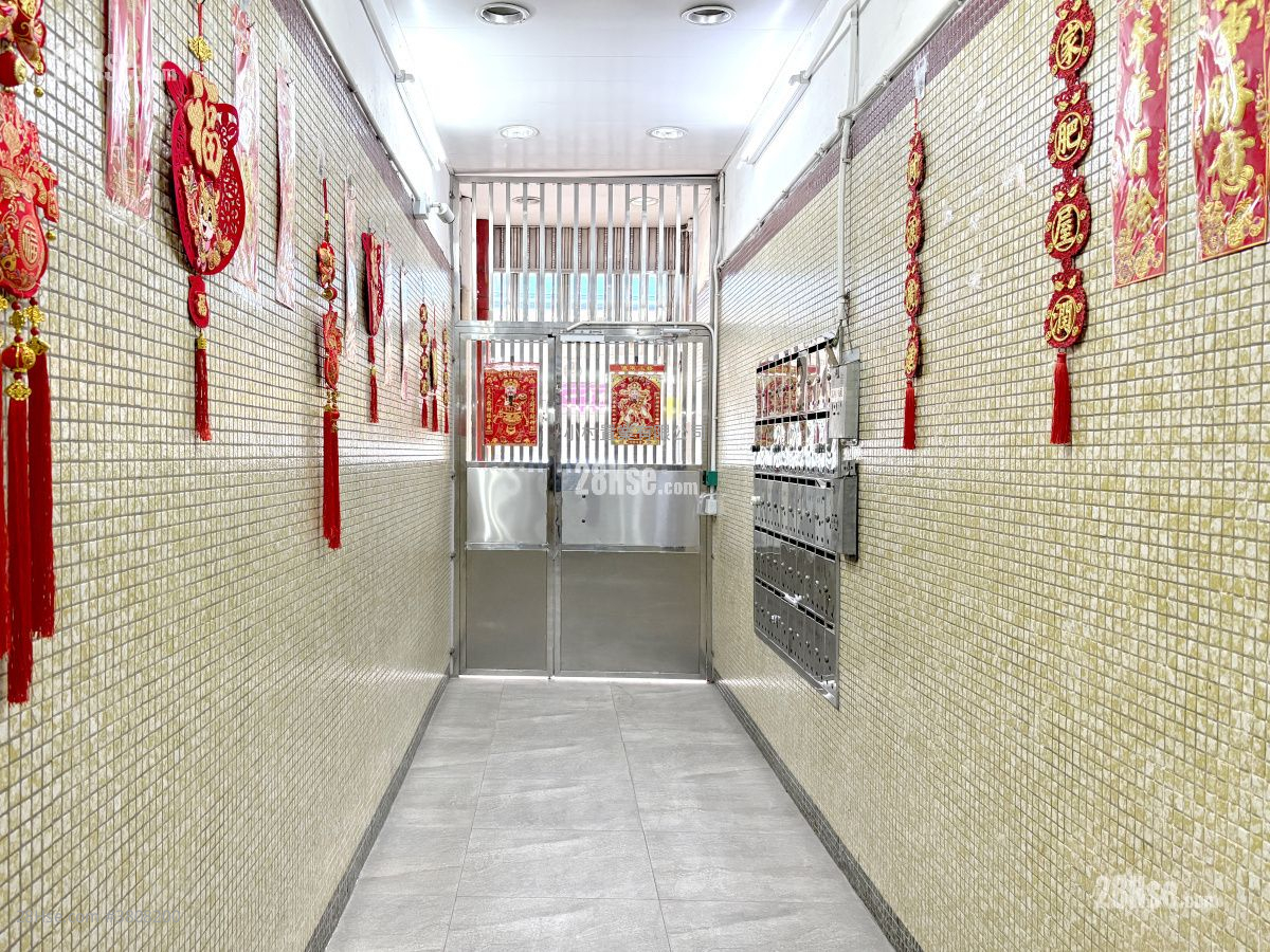 Lobby: Lai Luen Building Rental 2 Bedrooms , 1 Bathroom 302 ft²