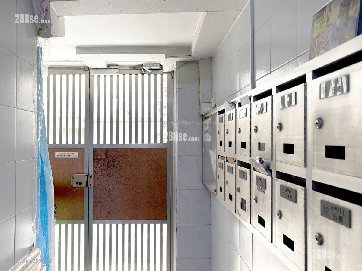 大厦入口: High Life Mansion 租盘 3 房 , 2 浴室 984 平方尺