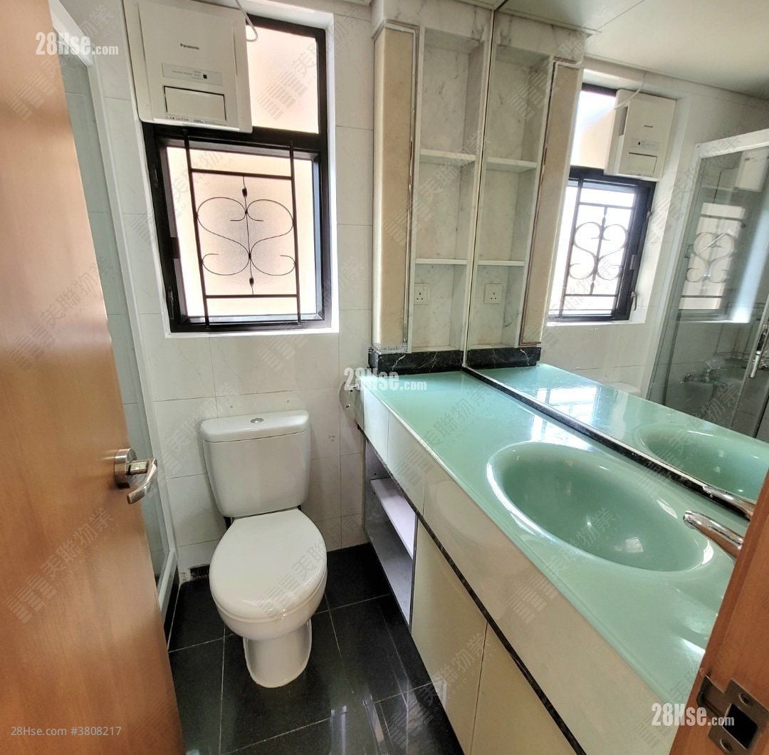 Beneville Sell 2 Bedrooms 428 ft²