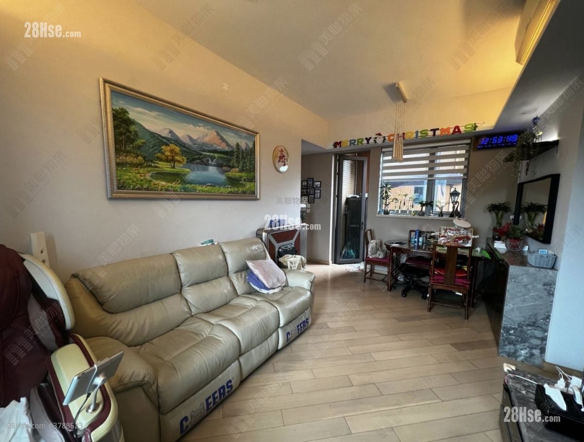 living room: Mount One Sell 2 Bedrooms , 2 Bathrooms 846 ft²