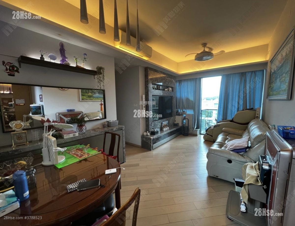 living room: Mount One Sell 2 Bedrooms , 2 Bathrooms 846 ft²