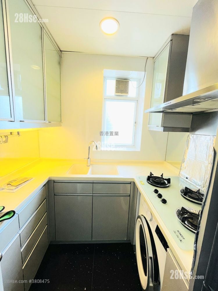 Metro Town Rental 3 Bedrooms , 1 Bathroom 594 ft²