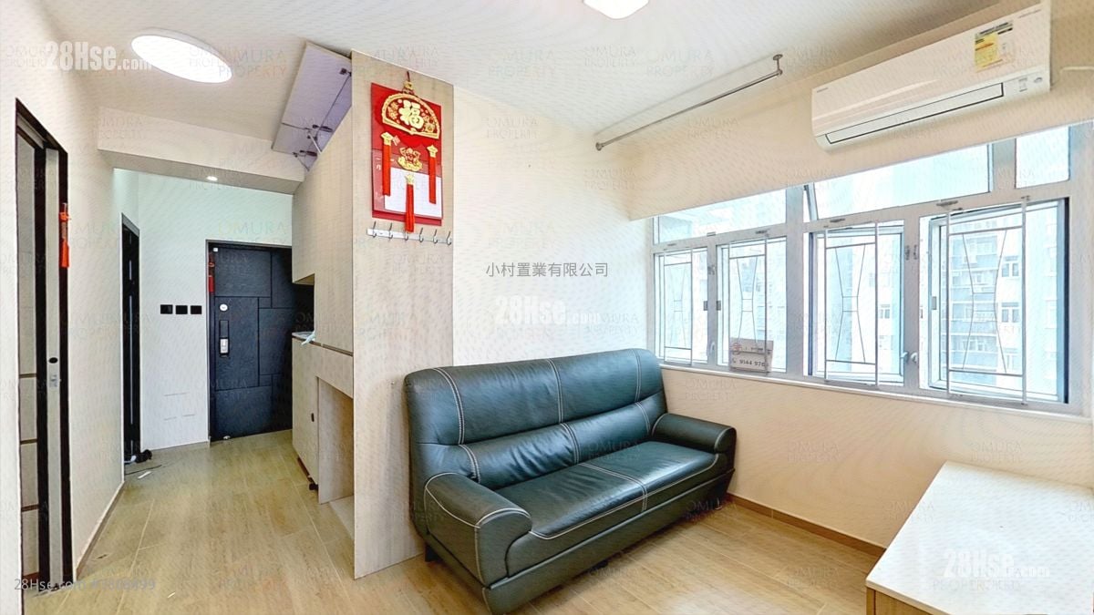 living room: Walton Estate Sell 3 Bedrooms , 1 Bathroom