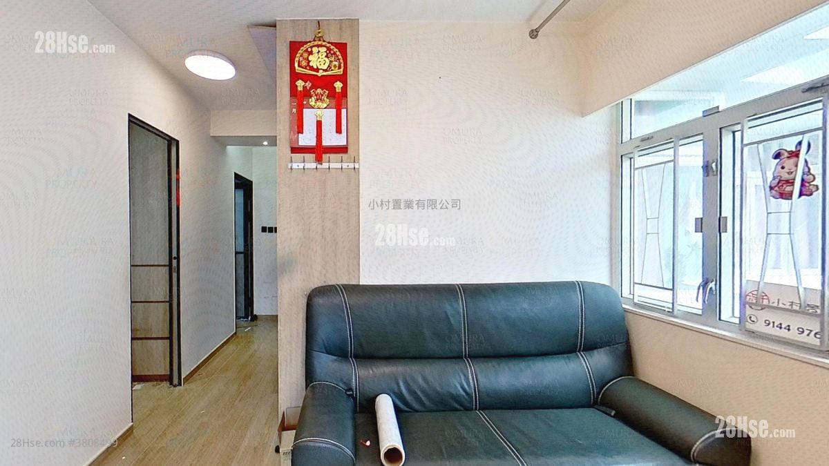 living room: Walton Estate Sell 3 Bedrooms , 1 Bathroom